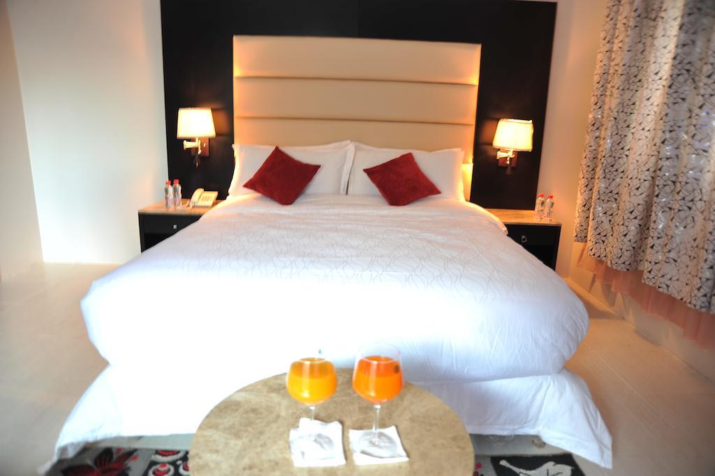 Janadriyah Suites 13 Nadinah Kamer foto